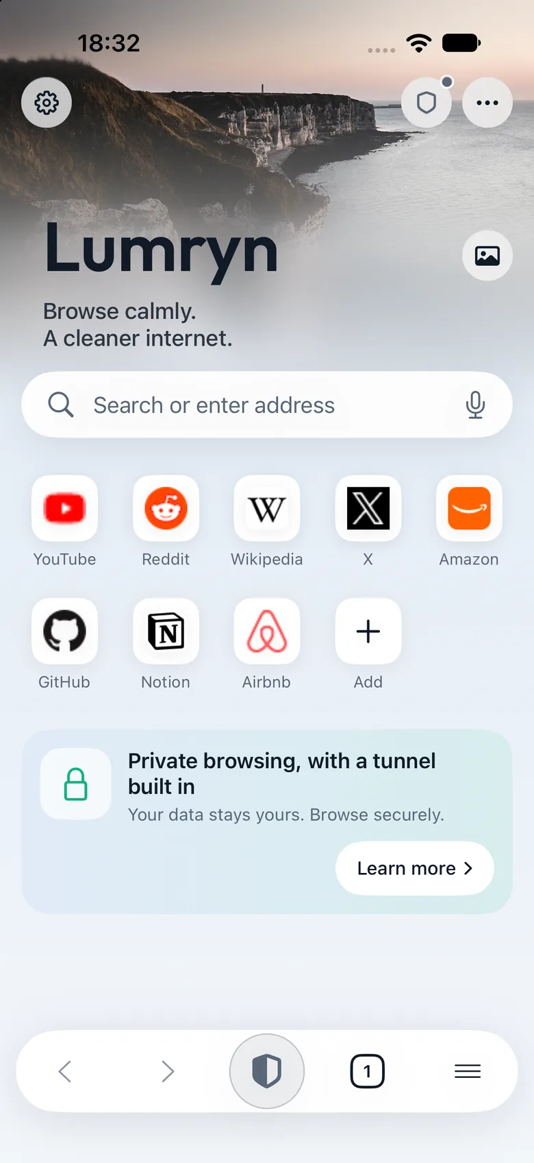 Lumryn home screen: a search field, shortcuts to sites such as YouTube, Reddit and Wikipedia, and a card about private browsing with the built-in tunnel
