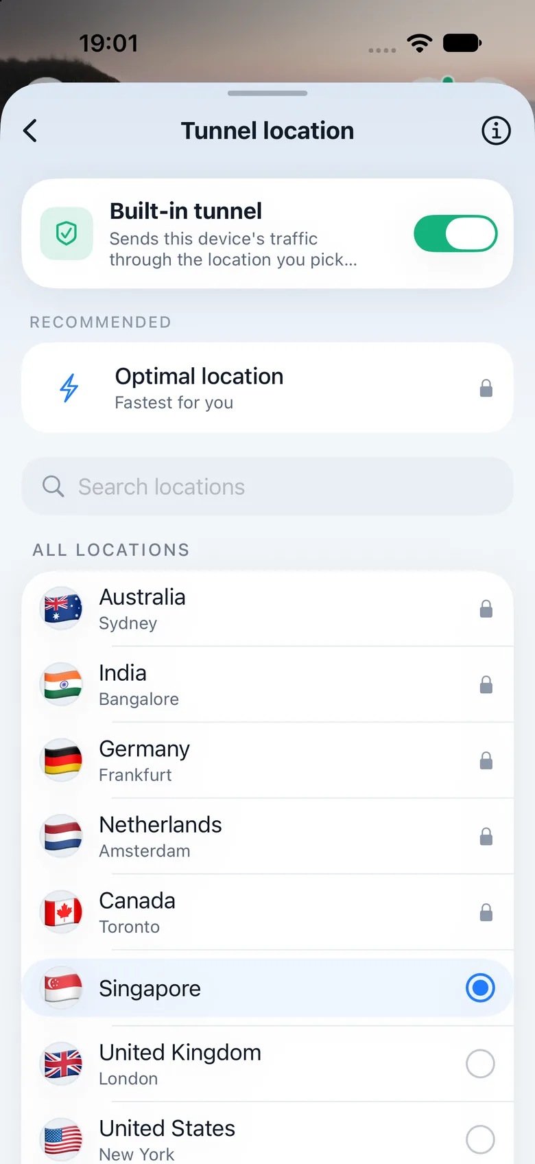 Tunnel location list with the tunnel switched on and Singapore chosen; the United Kingdom and United States also appear in the list